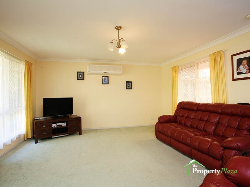 2 Helmet Ct, Hillcrest QLD 4118
