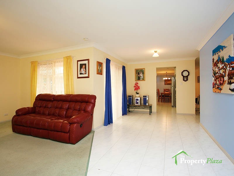 2 Helmet Ct, Hillcrest QLD 4118