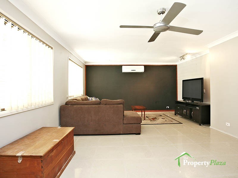 15 Bursaria Cr, Crestmead QLD 4132