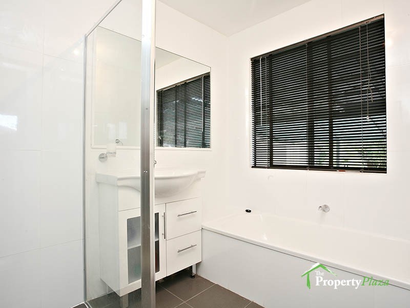 15 Bursaria Cr, Crestmead QLD 4132