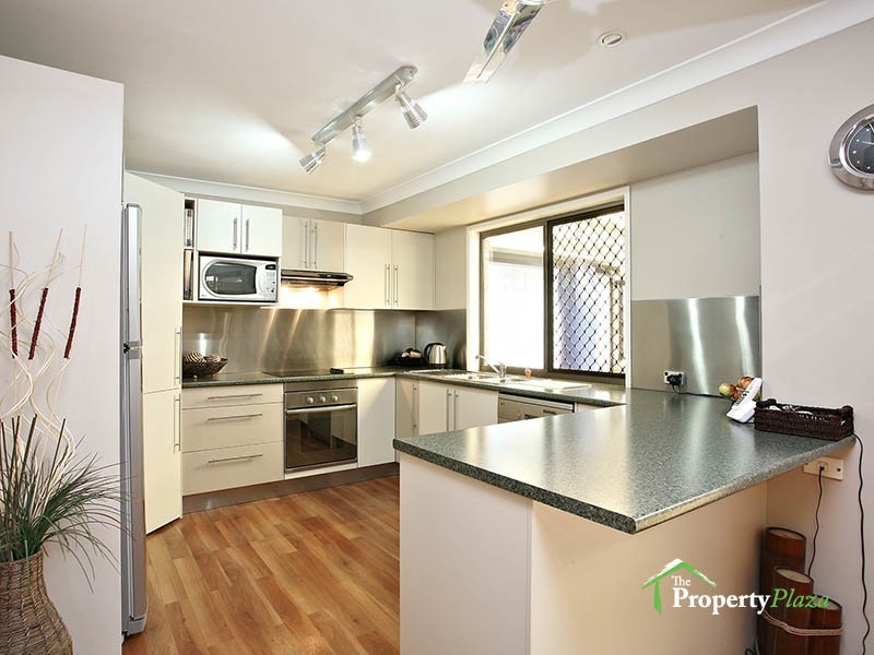 32 Bennett Dr, Regents Park QLD 4118