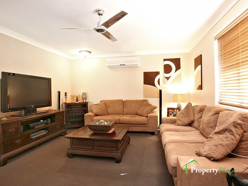 32 Bennett Dr, Regents Park QLD 4118