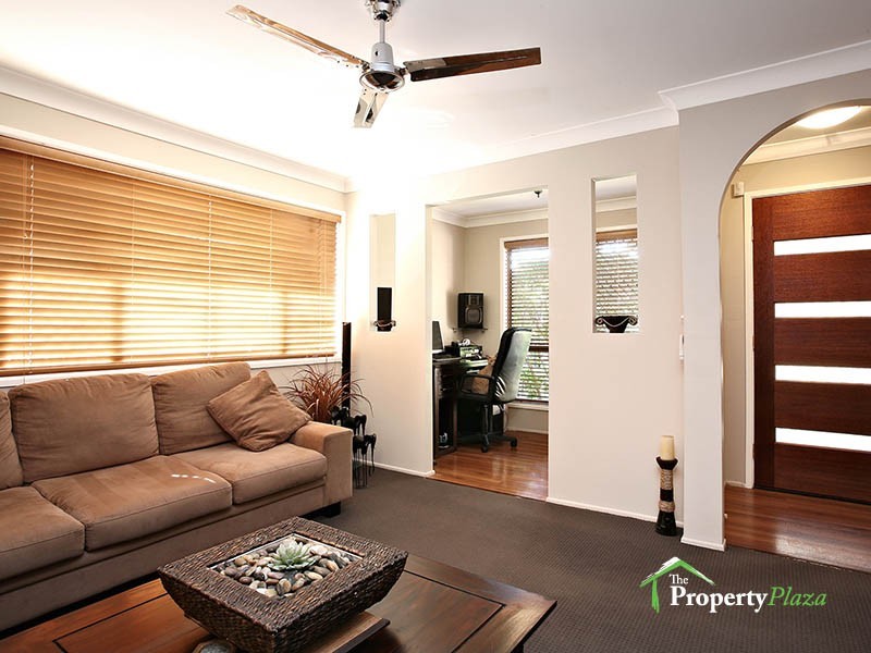 32 Bennett Dr, Regents Park QLD 4118