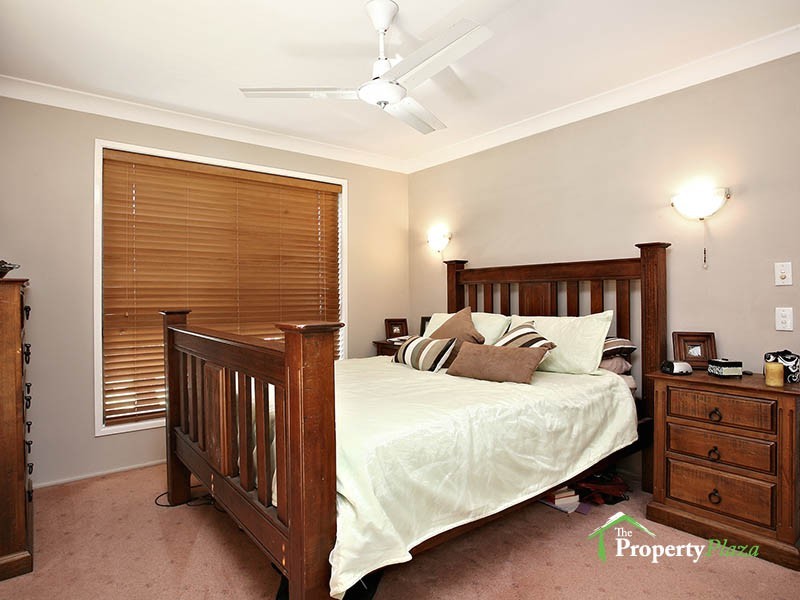 32 Bennett Dr, Regents Park QLD 4118