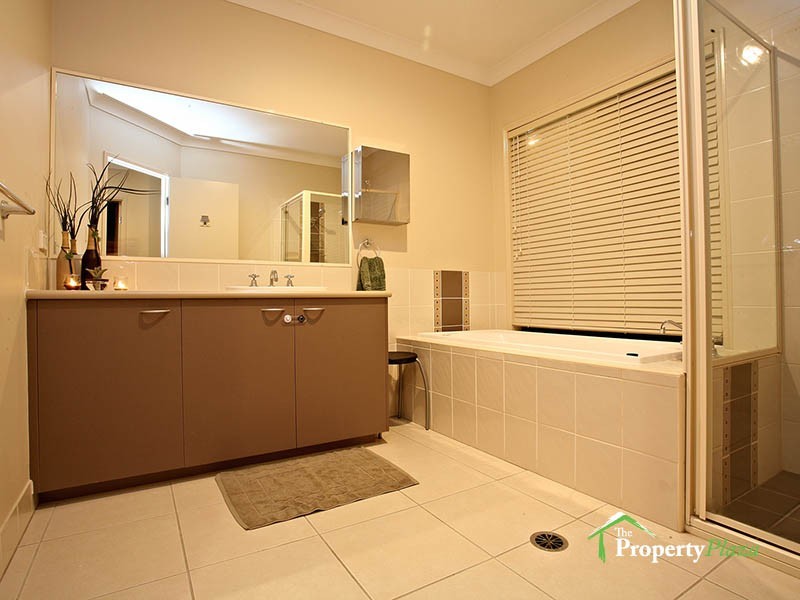 28 Lambert Drive, Calamvale QLD 4116