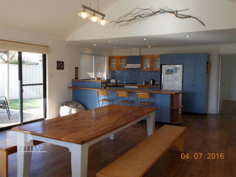 8 Royal Oaks Crescent, Dunsborough WA 6281