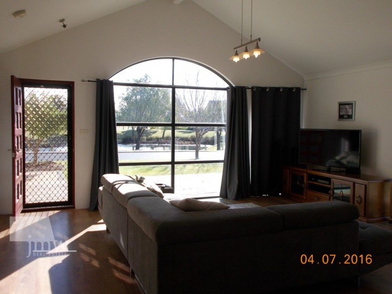 8 Royal Oaks Crescent, Dunsborough WA 6281