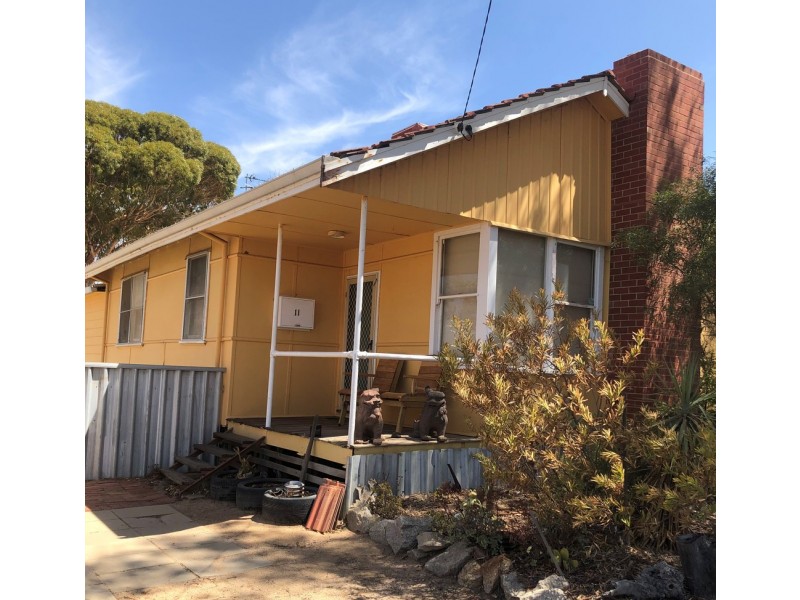 11 Lefroy Street, Merredin WA 6415
