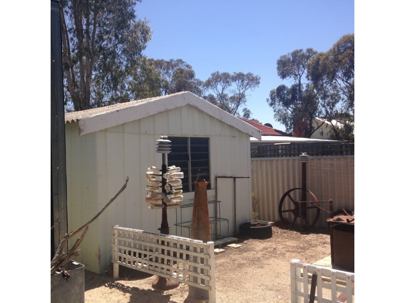 11 Lefroy Street, Merredin WA 6415