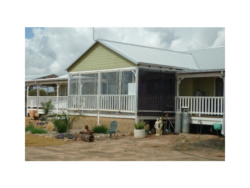 2 Fifth Avenue, Merredin WA 6415