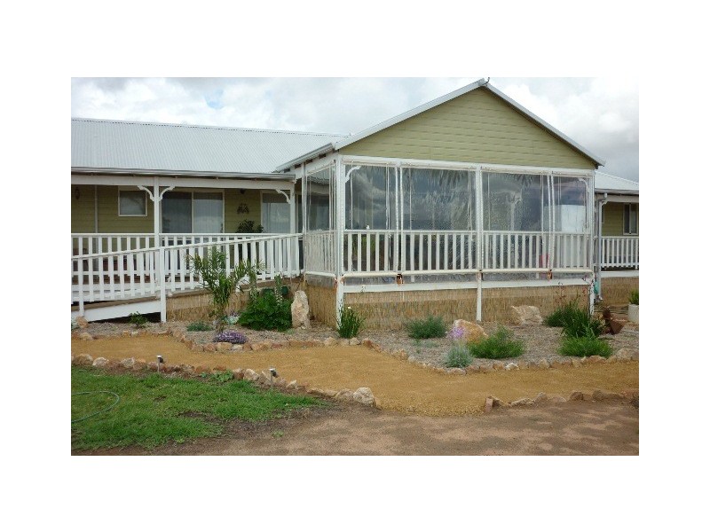 2 Fifth Avenue, Merredin WA 6415
