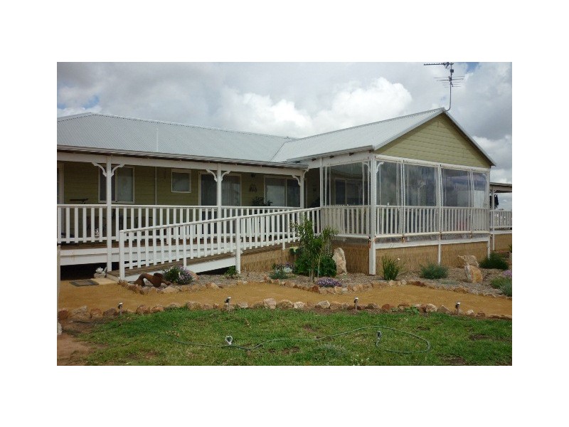 2 Fifth Avenue, Merredin WA 6415