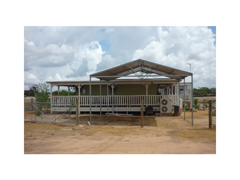 2 Fifth Avenue, Merredin WA 6415