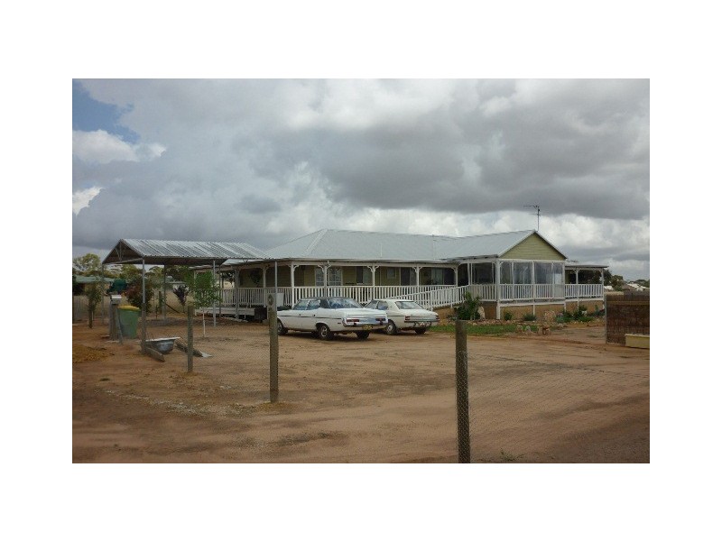 2 Fifth Avenue, Merredin WA 6415