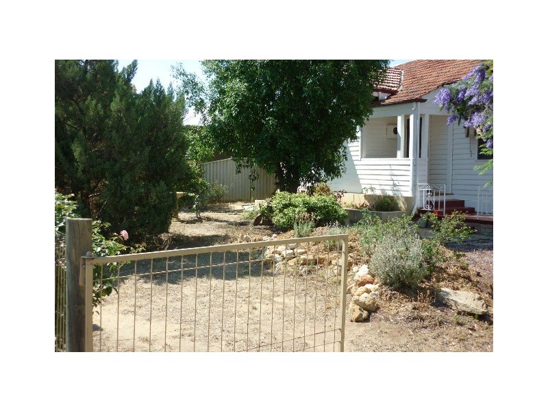 11 Throssell Road, Merredin WA 6415