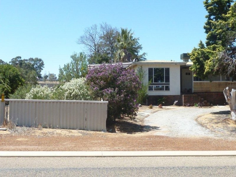 17 Ashton Street, Quairading WA 6383