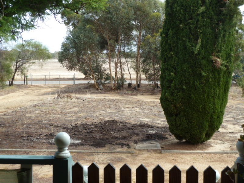 11 Ashton Street, Quairading WA 6383