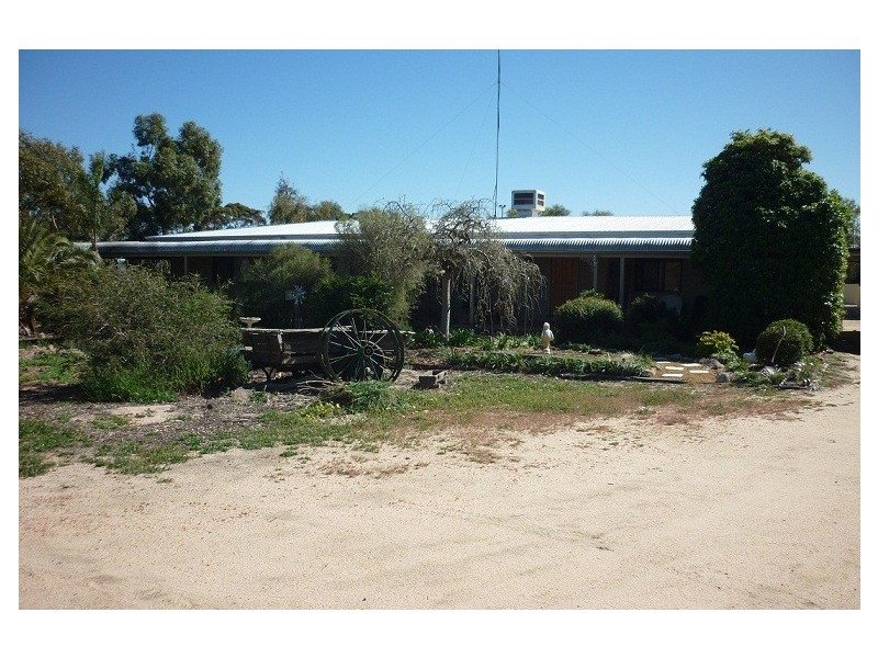 13 Lukin Street, Merredin WA 6415