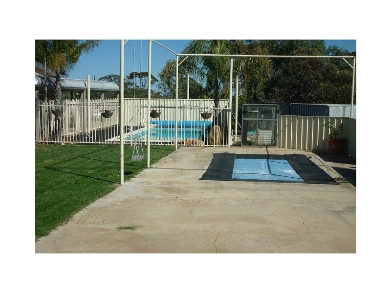 13 Lukin Street, Merredin WA 6415