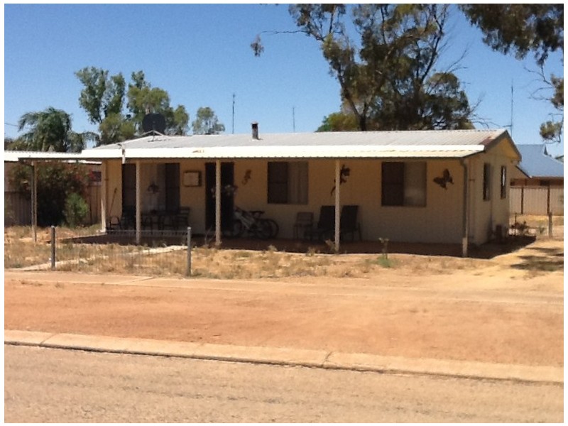 18 Strickland Drive, Dalwallinu WA 6609