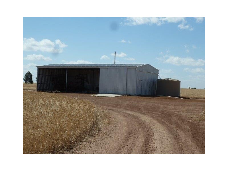 11 Brookton Highway, Corrigin WA 6375