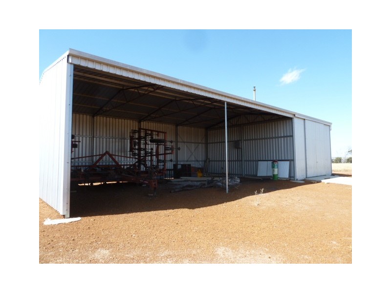 11 Brookton Highway, Corrigin WA 6375