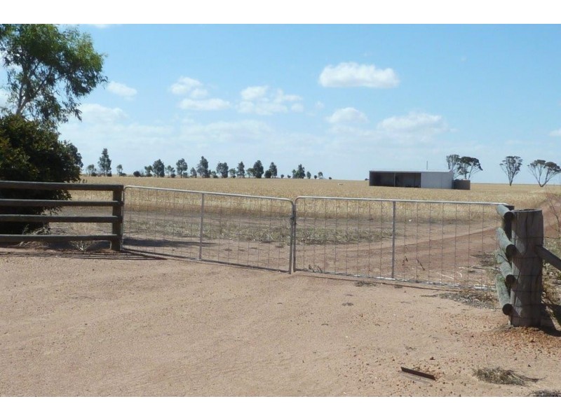 11 Brookton Highway, Corrigin WA 6375