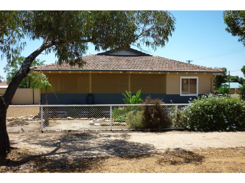 8 Ellis Road, Merredin WA 6415