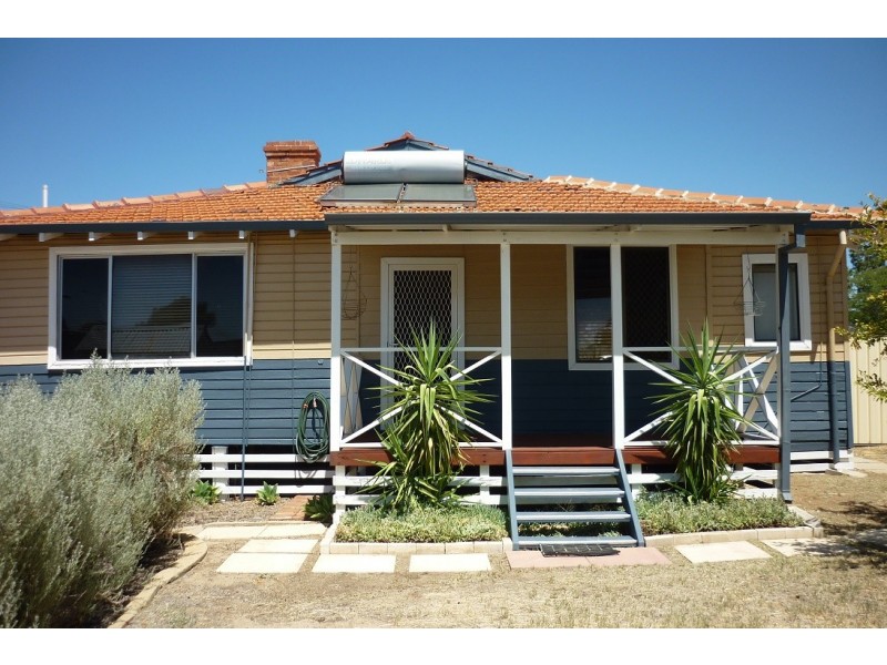 8 Ellis Road, Merredin WA 6415