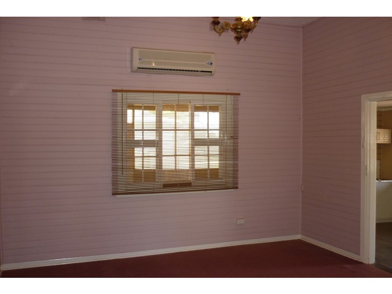 8 Ellis Road, Merredin WA 6415