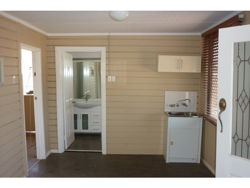 8 Ellis Road, Merredin WA 6415