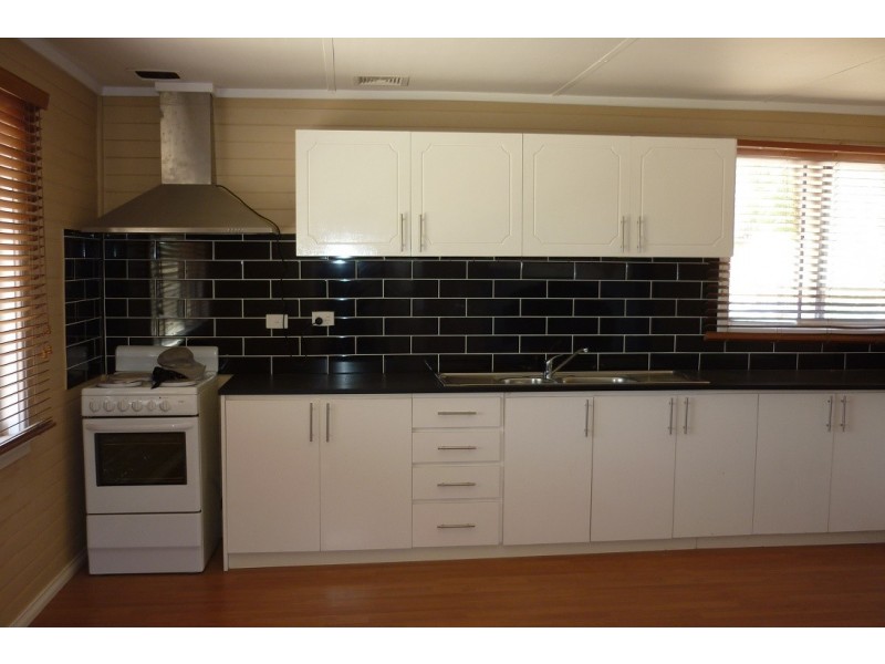 8 Ellis Road, Merredin WA 6415