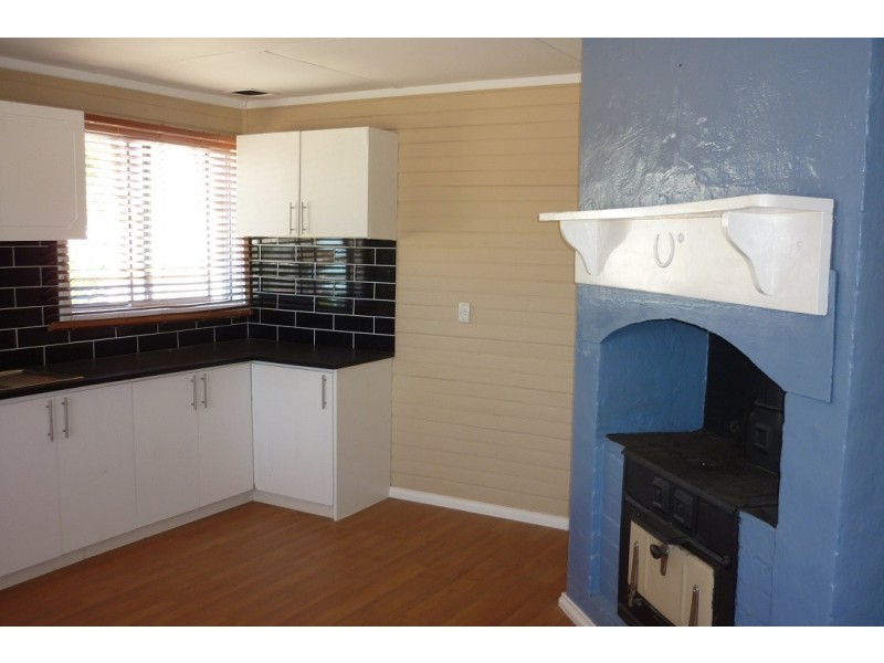 8 Ellis Road, Merredin WA 6415