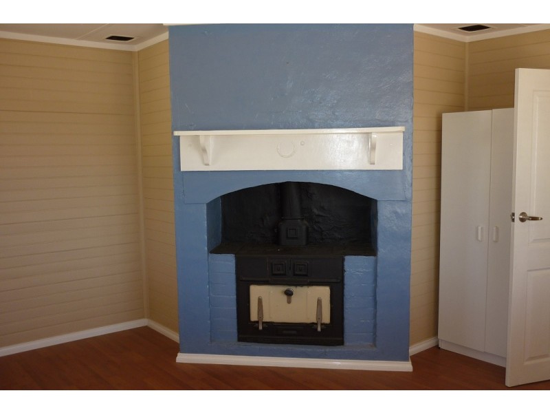 8 Ellis Road, Merredin WA 6415