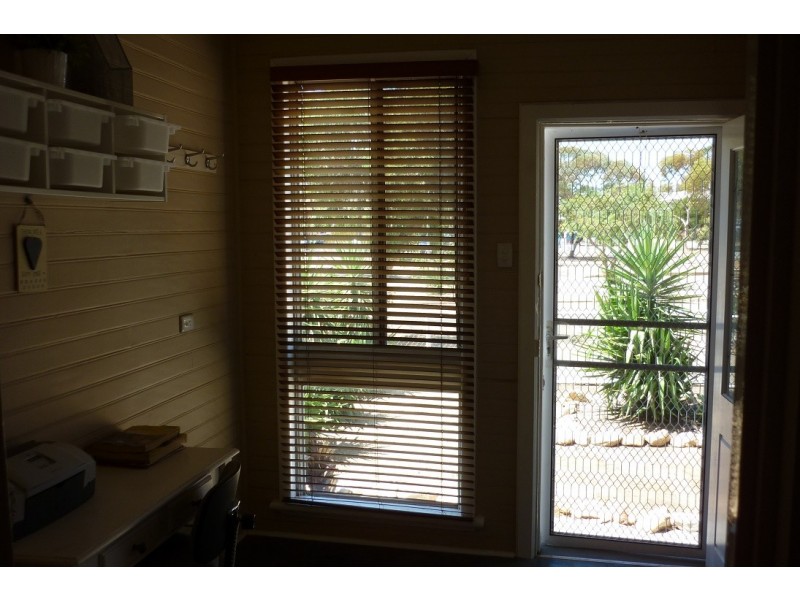 8 Ellis Road, Merredin WA 6415