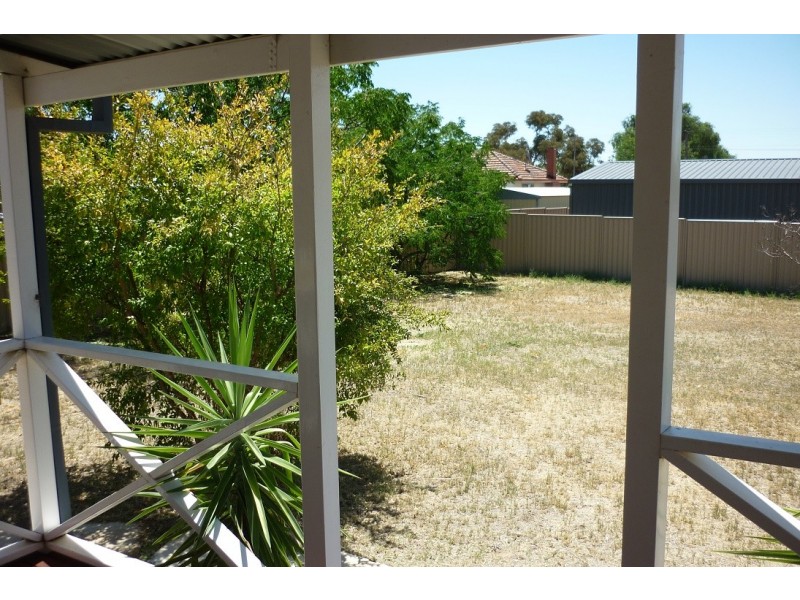 8 Ellis Road, Merredin WA 6415