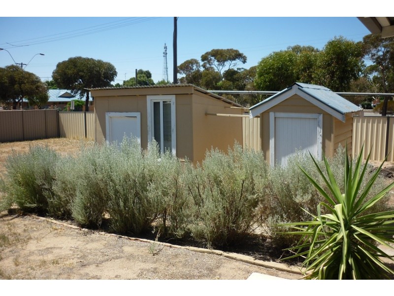 8 Ellis Road, Merredin WA 6415