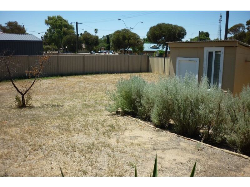 8 Ellis Road, Merredin WA 6415