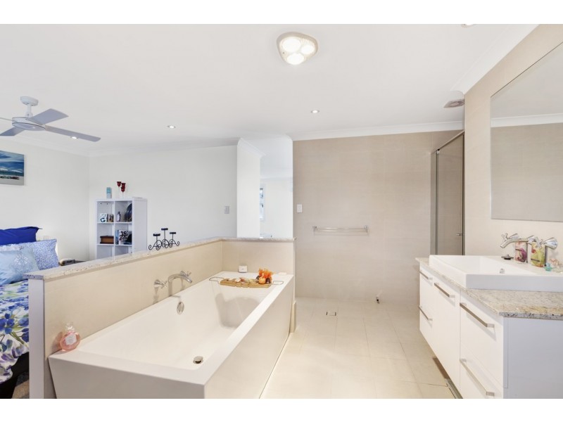 127 Eastern Road, Bateau Bay NSW 2261