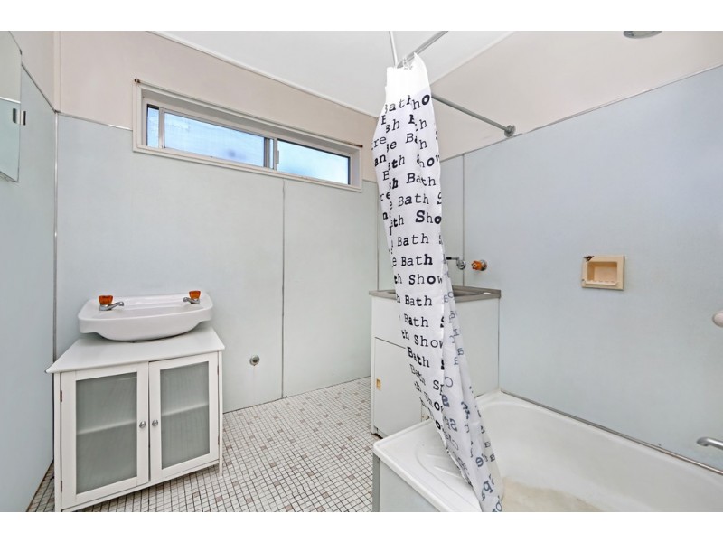 70 Dampier Boulevard, Killarney Vale NSW 2261
