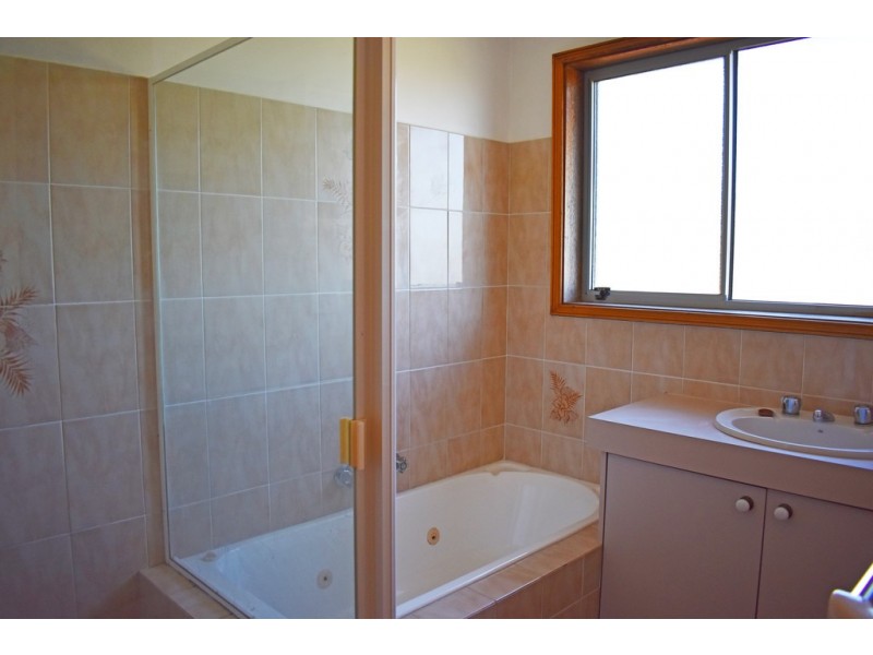 10 Caloola Close, Bateau Bay NSW 2261