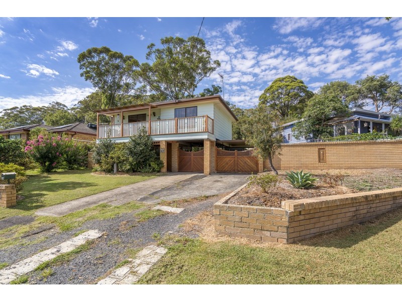 24 Roger Crescent, Berkeley Vale NSW 2261