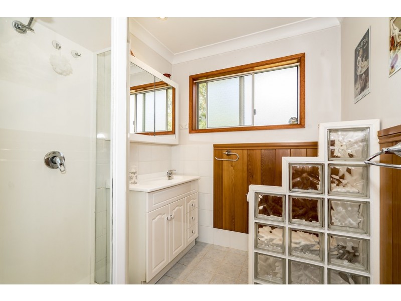 24 Roger Crescent, Berkeley Vale NSW 2261