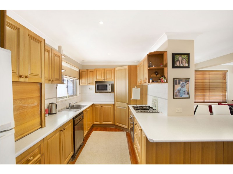 9 Banks Cl, Bateau Bay NSW 2261