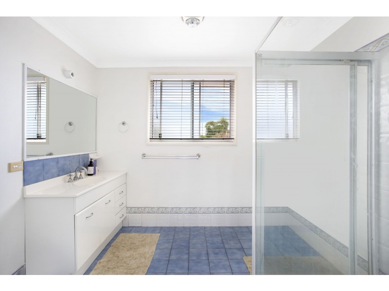 9 Banks Cl, Bateau Bay NSW 2261