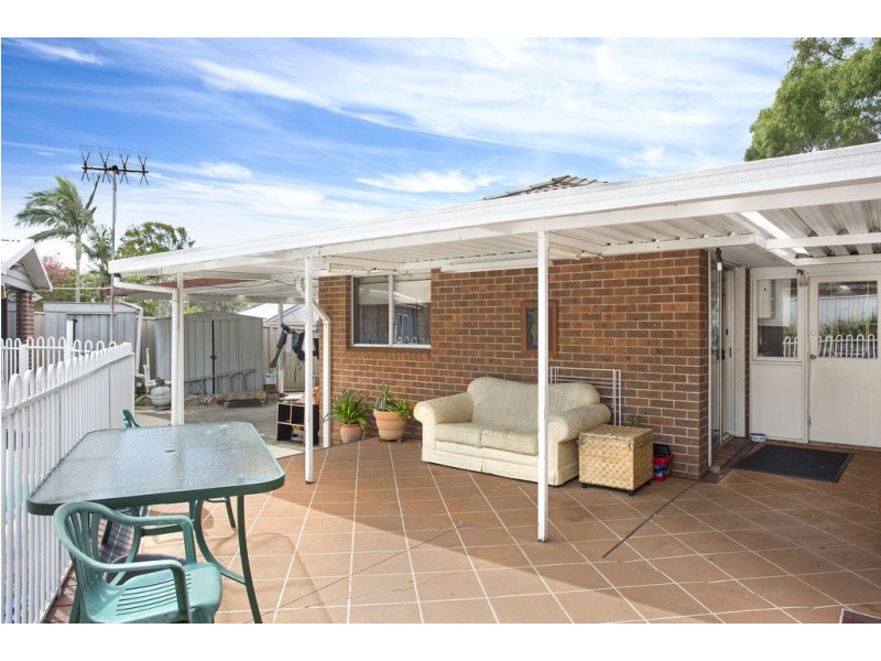 9 Banks Cl, Bateau Bay NSW 2261