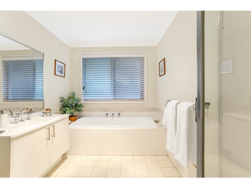 25 Bataan Circuit, Bateau Bay NSW 2261