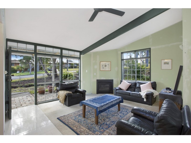 16 Talara Avenue, Bateau Bay NSW 2261