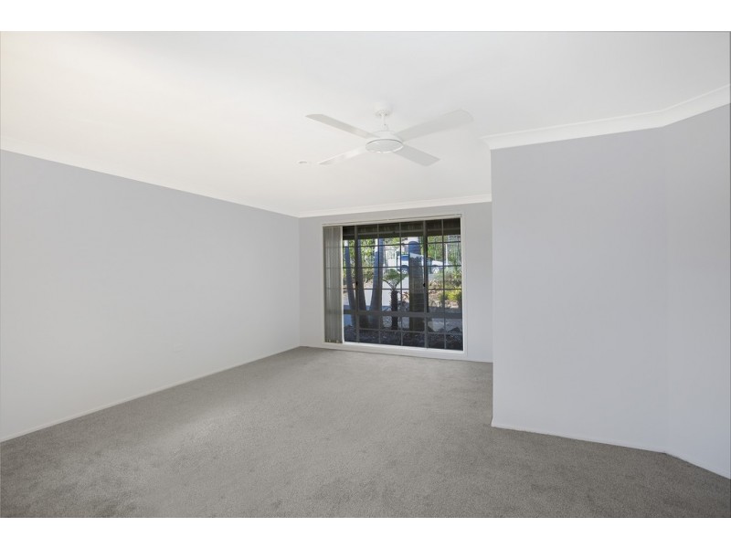 205 Cresthaven Avenue, Bateau Bay NSW 2261