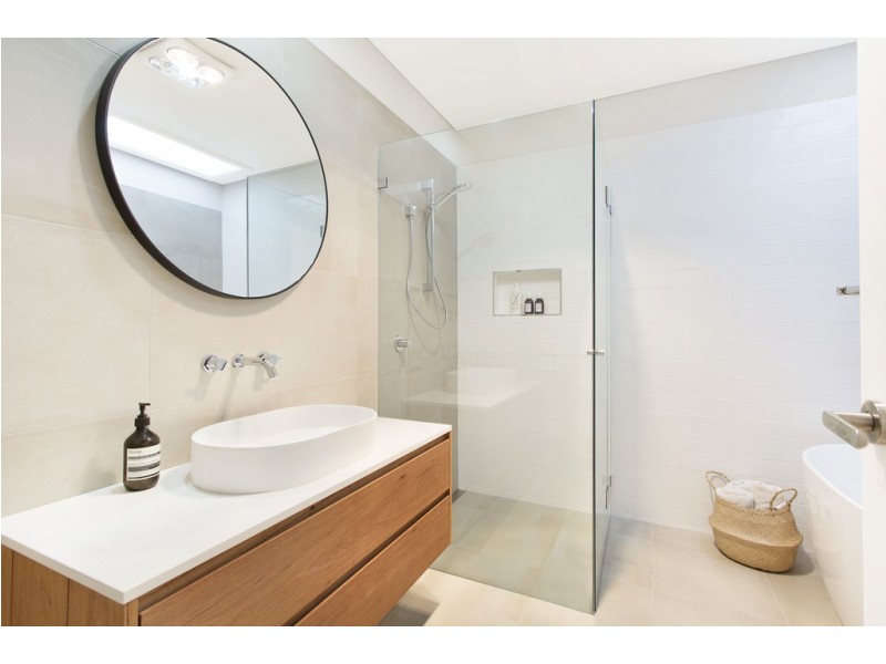 16 Bay View Avenue, East Gosford NSW 2250